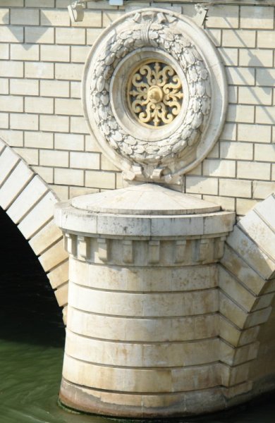 Cada pilar del puente tiene una corona de la laurel rodeando una boquilla de aire.
