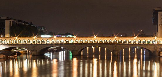 El Pont de Bercy iluminado en la noche.