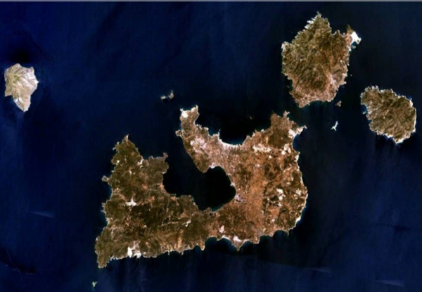 La isla de Milos, vista de satélite de la isla, con las islas vecinas de Kimolos (norte), Polyaigos (este), Antimilos (oeste).
